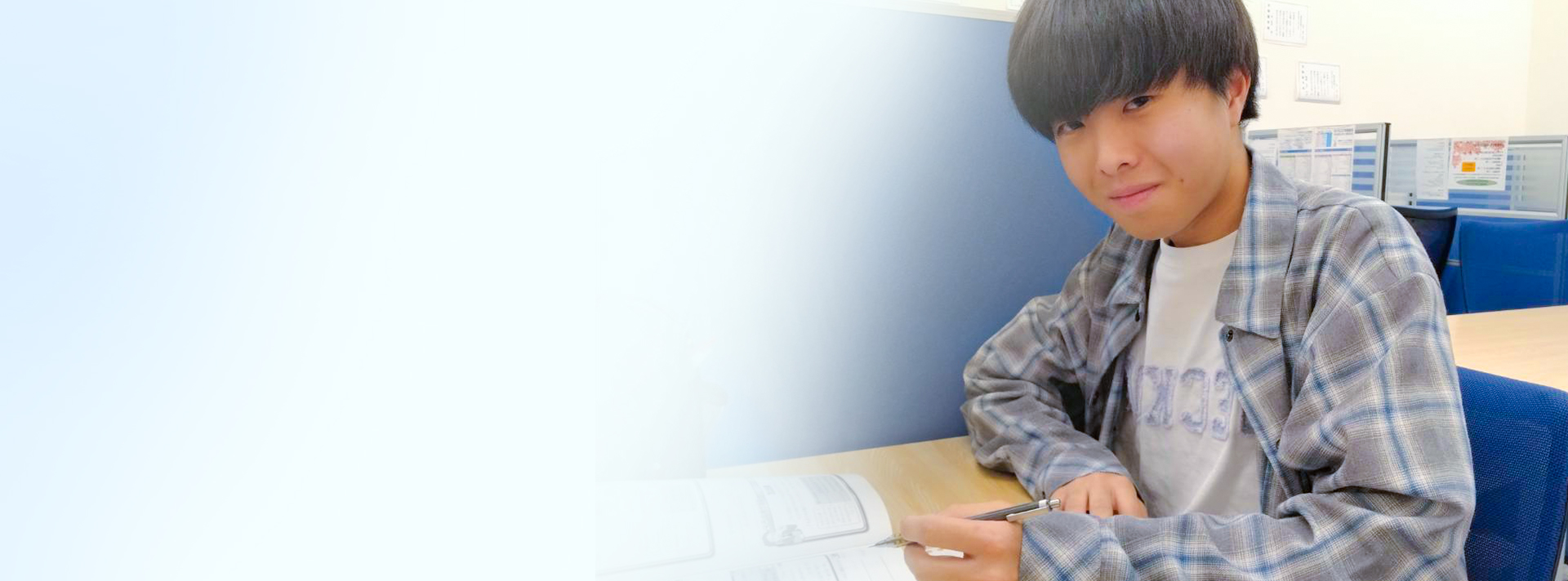 中学生が授業を受けている写真