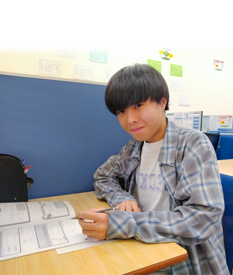 中学生が授業を受けている写真